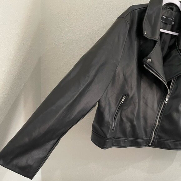 New ASOS Curve Faux Leather Biker Jacket Moto Chic Black Versatile - Picture 3 of 9